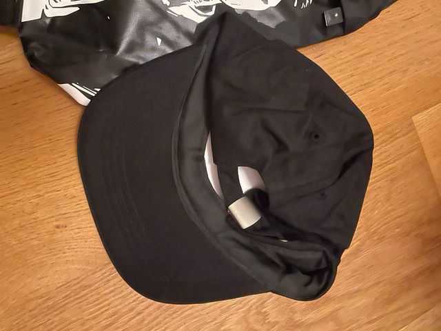 set tracolla , cappellino , portadocumenti