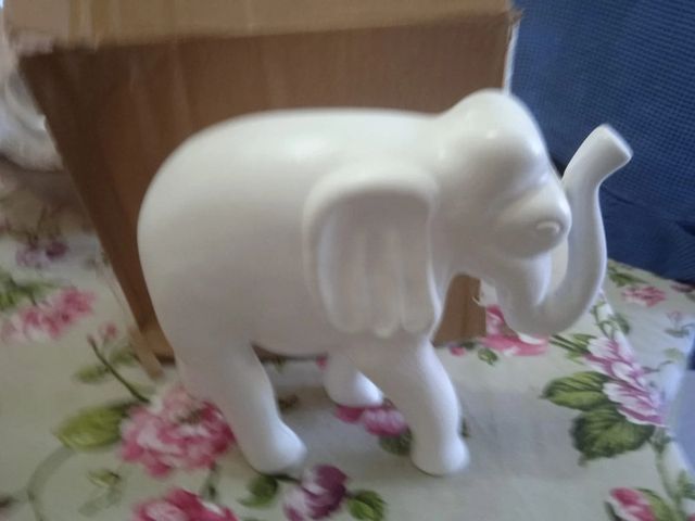 Elefante bianco in ceramica