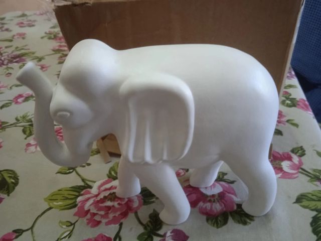 Elefante bianco in ceramica