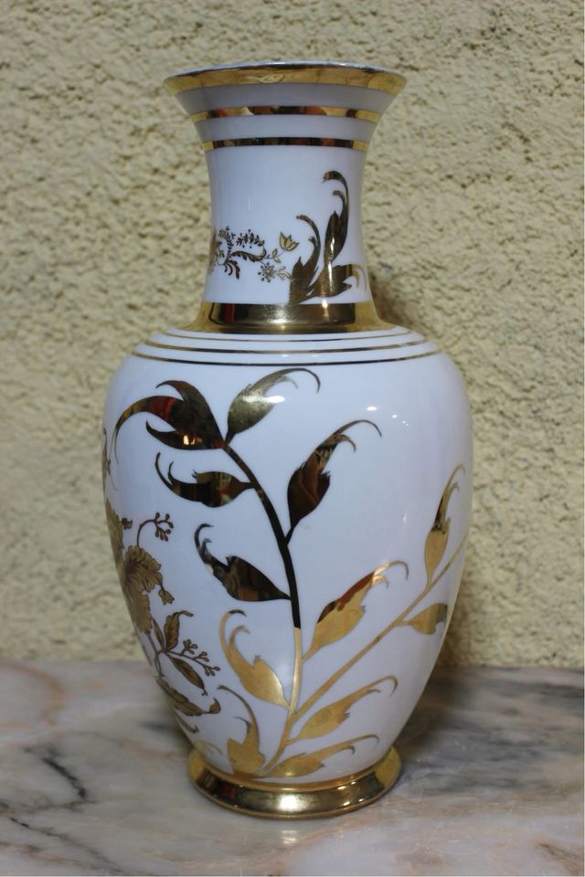 Jarrón de porcelana con flores doradas.