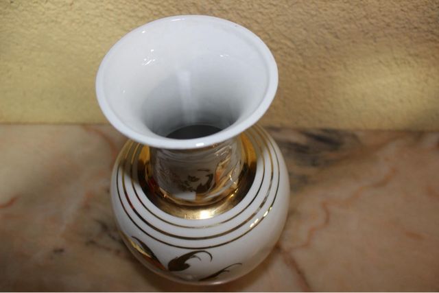 Jarrón de porcelana con flores doradas.