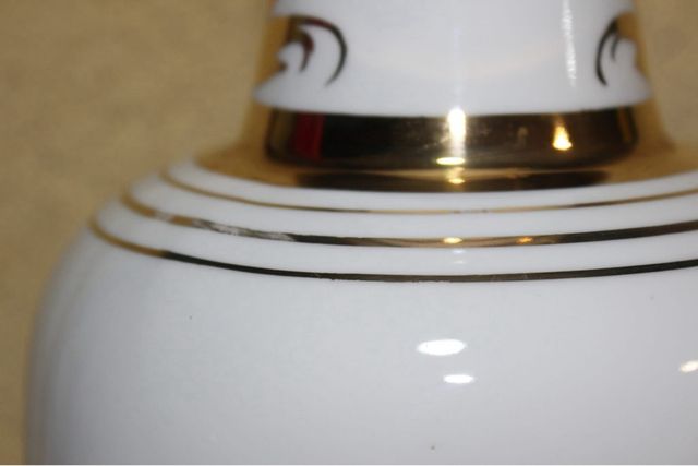 Jarrón de porcelana con flores doradas.