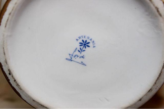 Jarrón de porcelana con flores doradas.