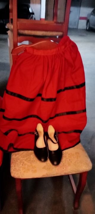 Falda y zapatos palentina