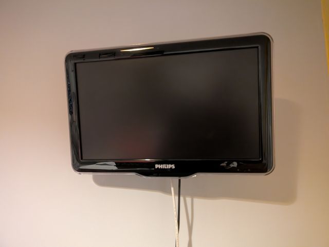 TV Philips 19"  TDT integrado, pedestal y  mando