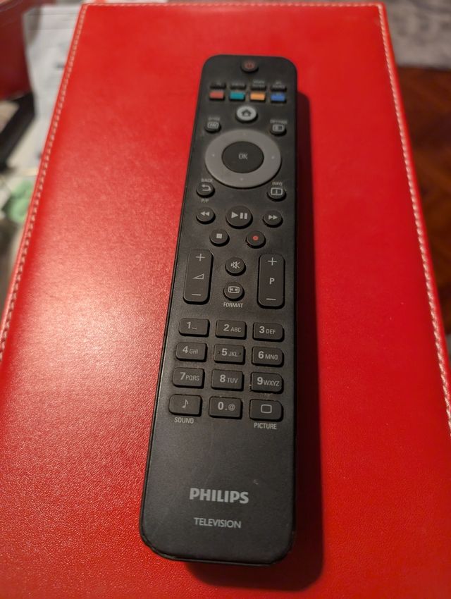 TV Philips 19"  TDT integrado, pedestal y  mando