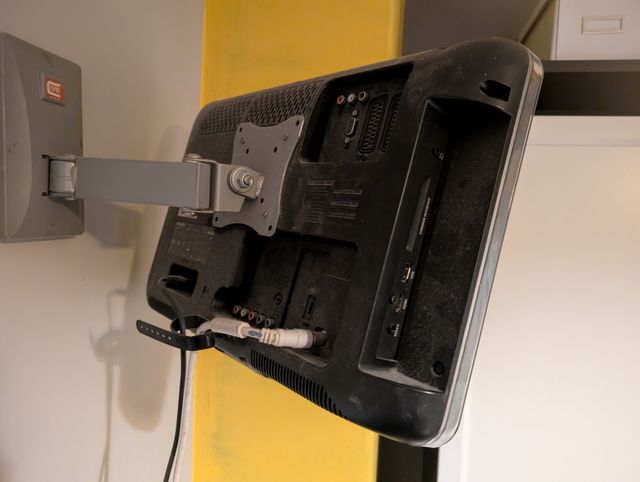 TV Philips 19"  TDT integrado, pedestal y  mando