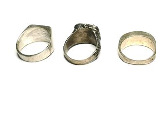 Tres anillos de plata, sellos y con hueso.