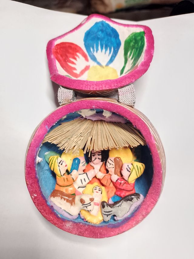 Presepe natalizio etnico in un guscio