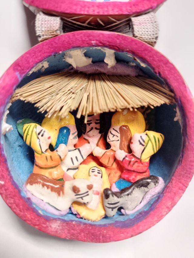 Presepe natalizio etnico in un guscio