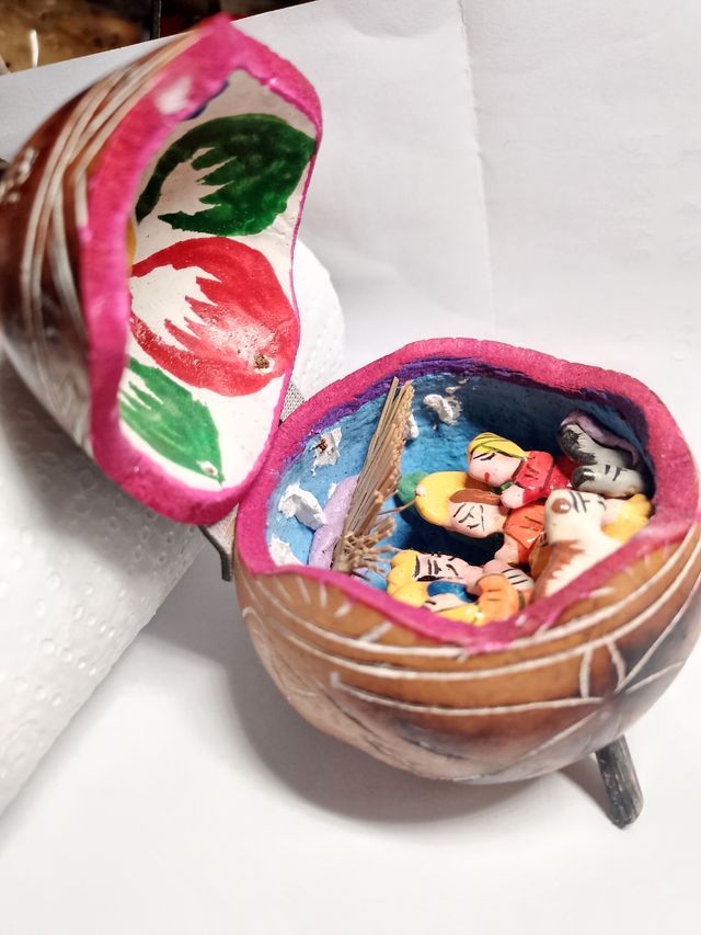 Presepe natalizio etnico in un guscio