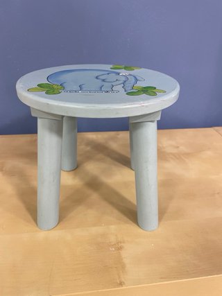 Taburete para niños pintado a mano