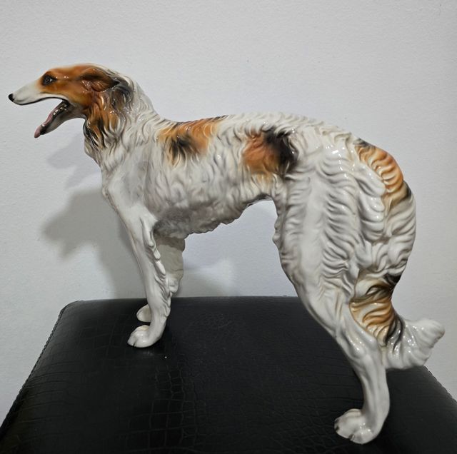 Porcelana Figura Galgo de caza, Italia 37x28 cm.