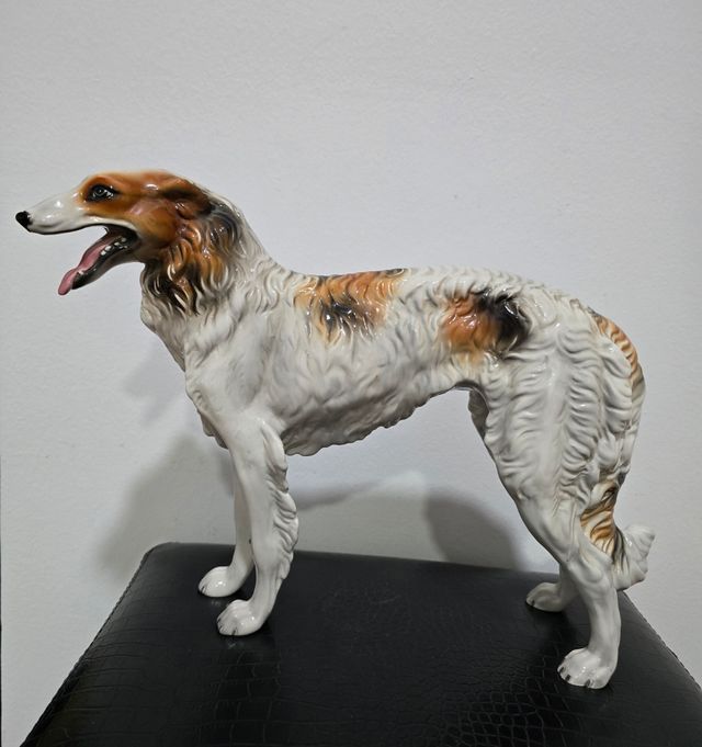 Porcelana Figura Galgo de caza, Italia 37x28 cm.