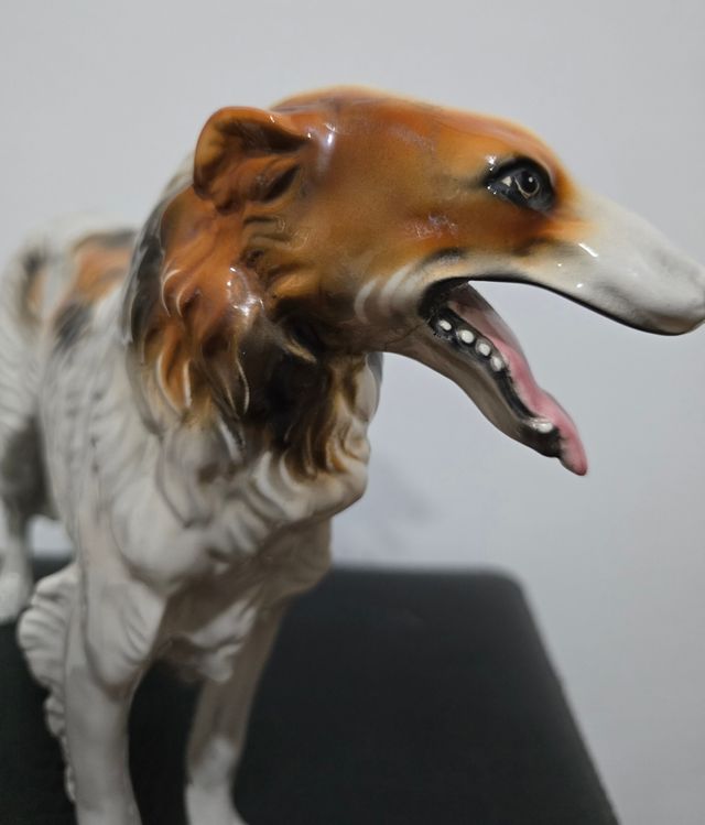 Porcelana Figura Galgo de caza, Italia 37x28 cm.