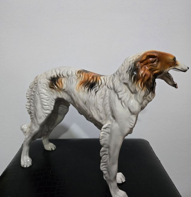 Porcelana Figura Galgo de caza, Italia 37x28 cm.