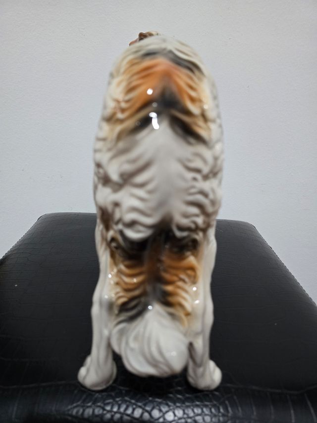 Porcelana Figura Galgo de caza, Italia 37x28 cm.