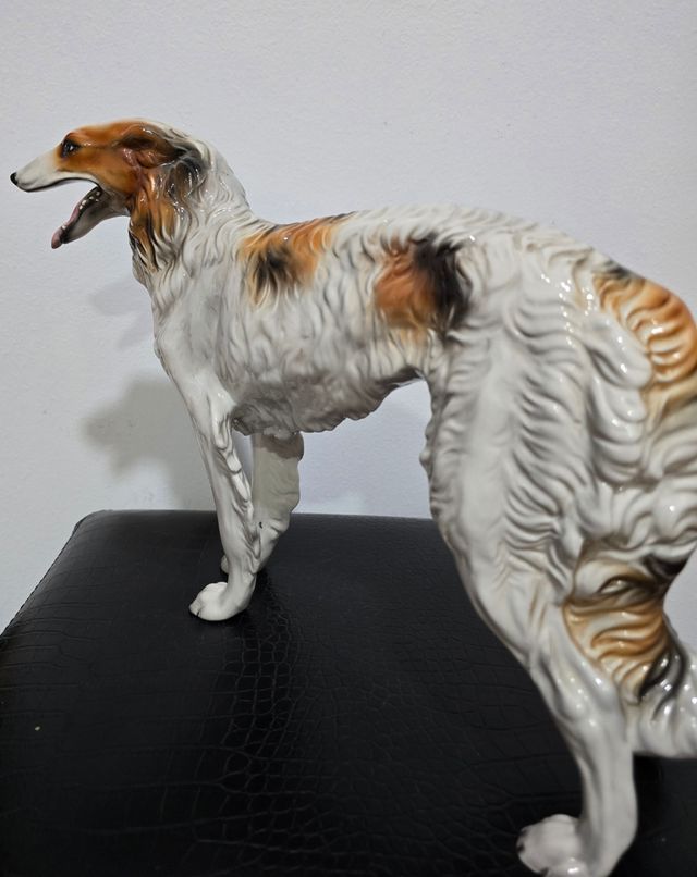 Porcelana Figura Galgo de caza, Italia 37x28 cm.