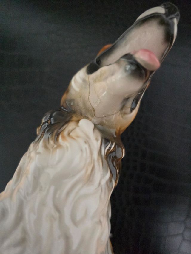 Porcelana Figura Galgo de caza, Italia 37x28 cm.