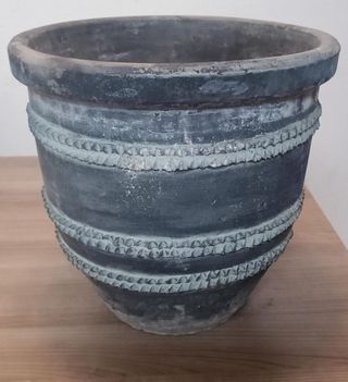 MACETA TERRACOTA NEGRA SIGLO 19