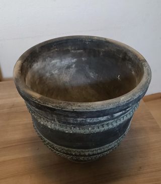 MACETA TERRACOTA NEGRA SIGLO 19