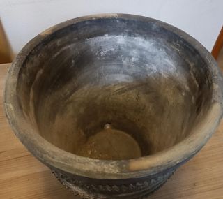 MACETA TERRACOTA NEGRA SIGLO 19