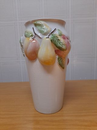 Jarro Decorativo Vintage em relevo com frutos.
