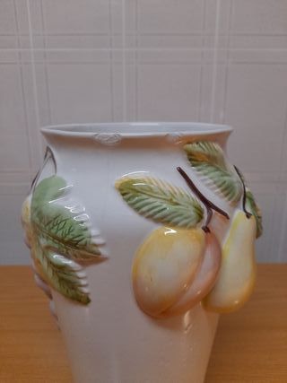 Jarro Decorativo Vintage em relevo com frutos.