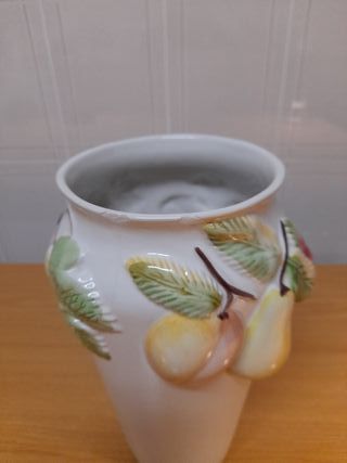 Jarro Decorativo Vintage em relevo com frutos.