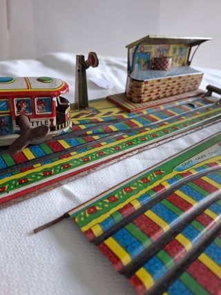 Estacion de tren juguete de hojalata.