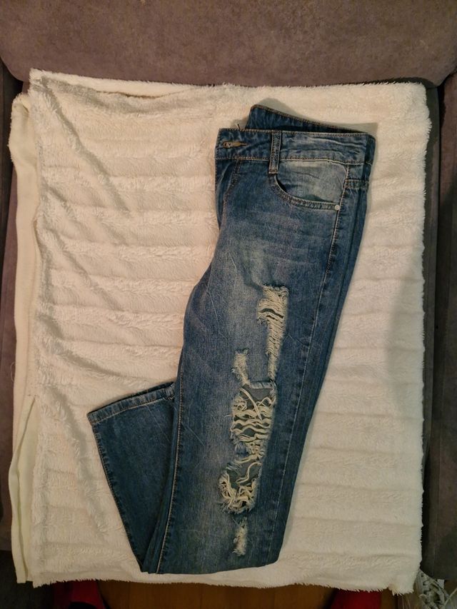 Pantalón vaquero recro rotos Talla 40