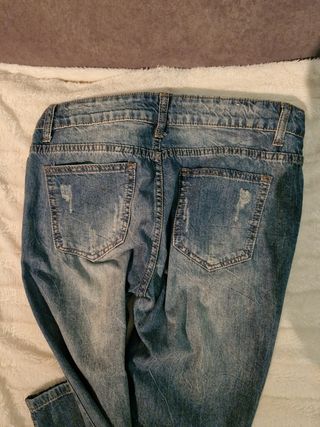 Pantalón vaquero recro rotos Talla 40