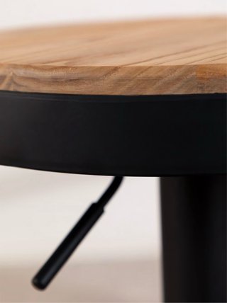 Mesa alta y taburetes
