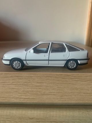 Opel Vectra A 5 ptas. blanco miniatura.