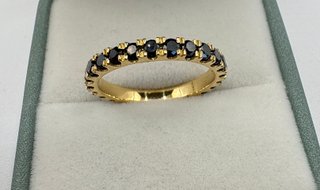 Anillo de oro de 18 kt con diamantes negros