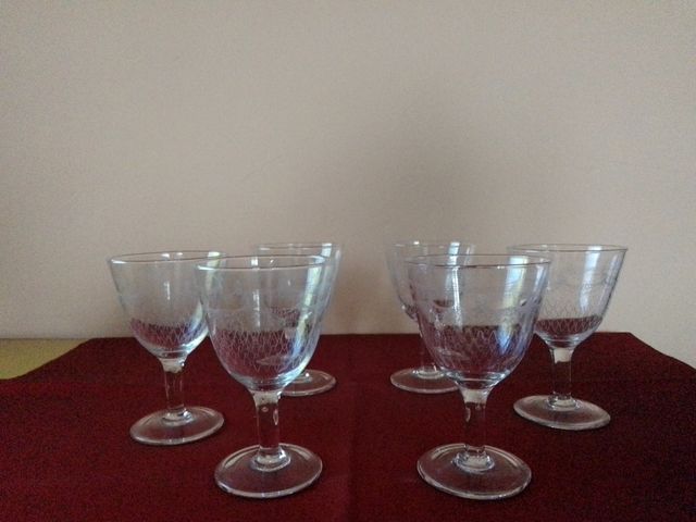 Sei bicchieri a calice serigrafati