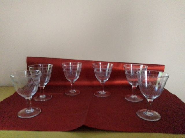 Sei bicchieri a calice serigrafati