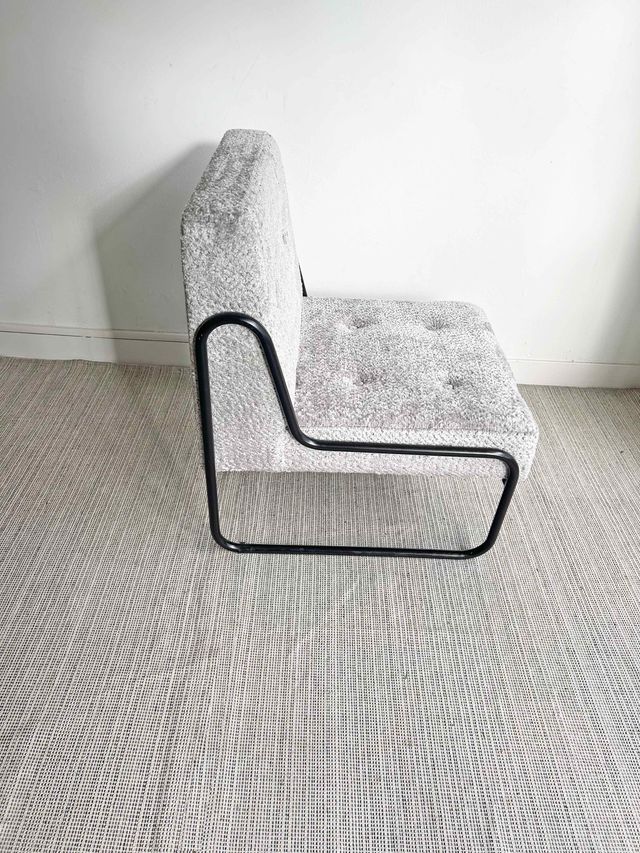 BUTACA BAJA PATAS METÁLICAS NEGRAS, AÑOS 60