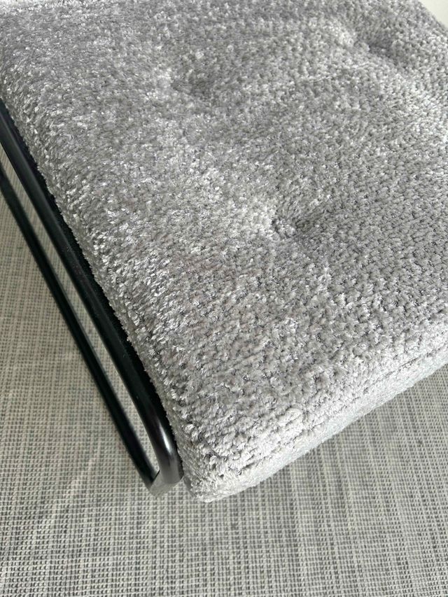 BUTACA BAJA PATAS METÁLICAS NEGRAS, AÑOS 60