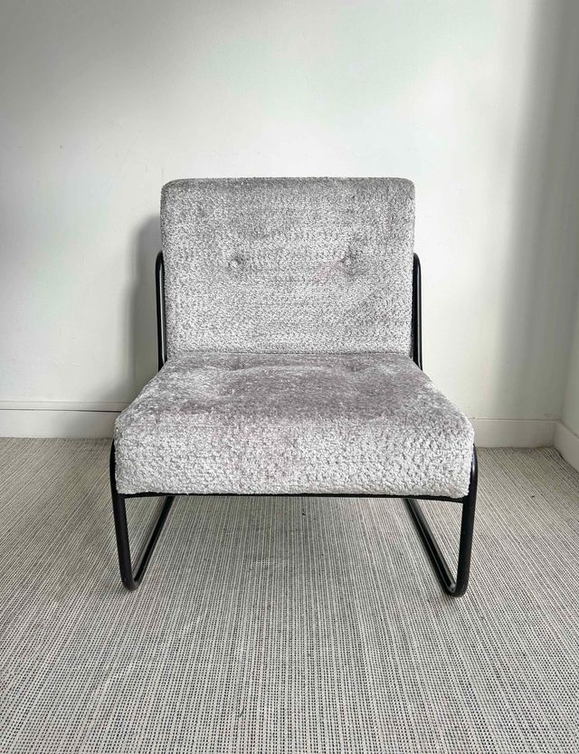 BUTACA BAJA PATAS METÁLICAS NEGRAS, AÑOS 60