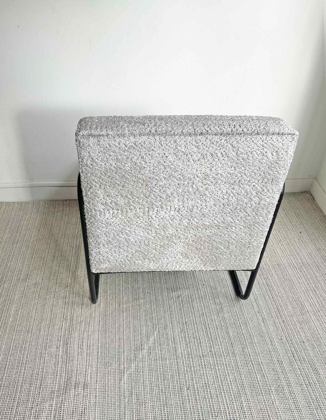 BUTACA BAJA PATAS METÁLICAS NEGRAS, AÑOS 60