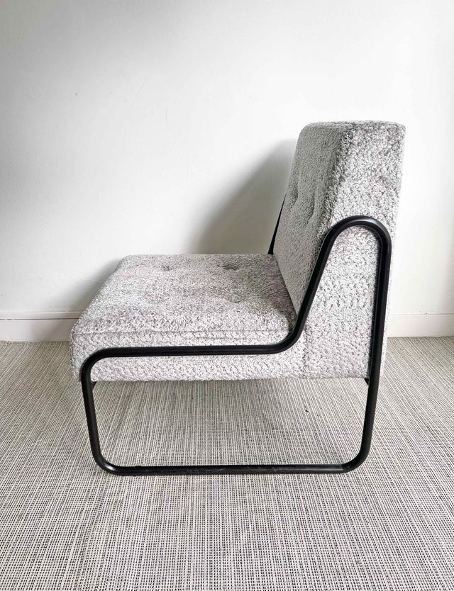 BUTACA BAJA PATAS METÁLICAS NEGRAS, AÑOS 60