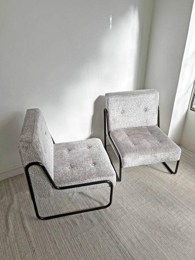 BUTACA BAJA PATAS METÁLICAS NEGRAS, AÑOS 60