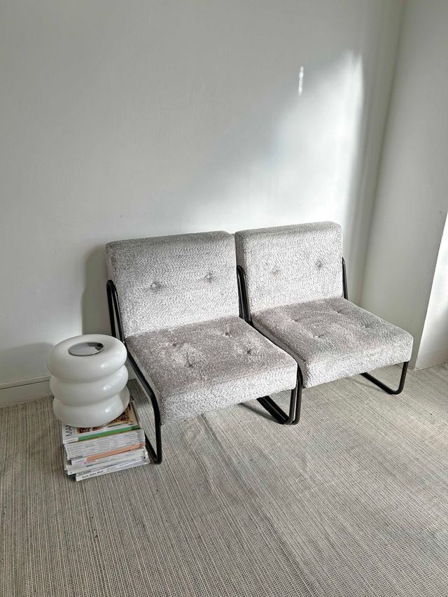 BUTACA BAJA PATAS METÁLICAS NEGRAS, AÑOS 60