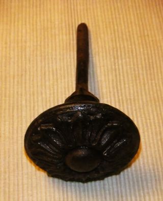 ANTIGUO POMO o TIRADOR DE HIERRO COLADO