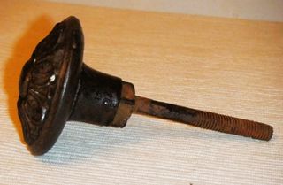 ANTIGUO POMO o TIRADOR DE HIERRO COLADO