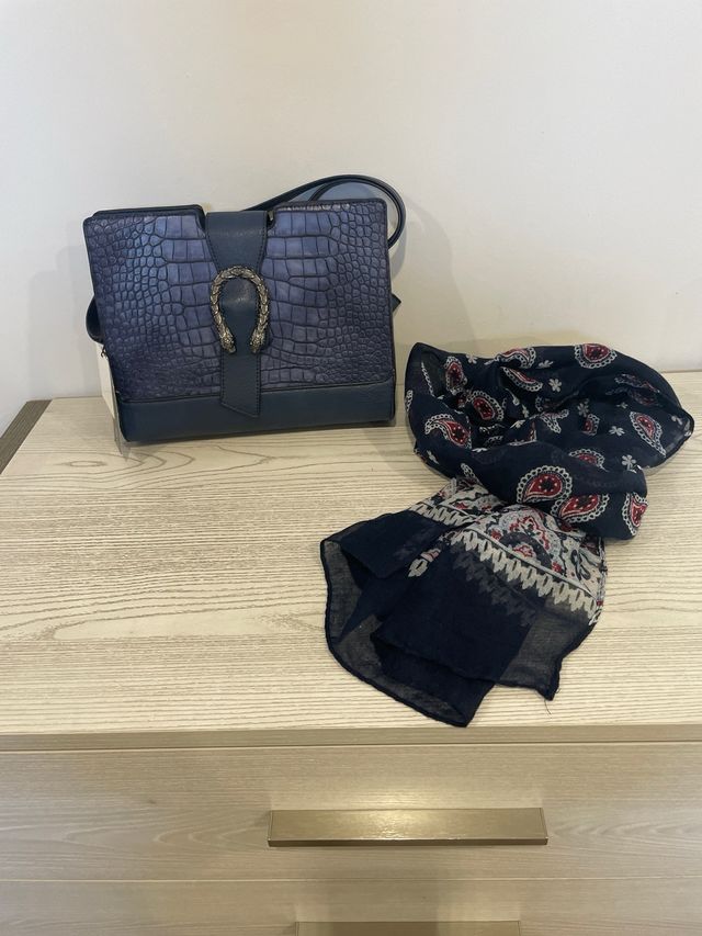 Bolso azul a estrenar y regalo foulard