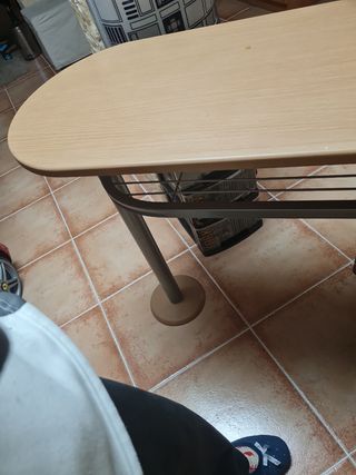 Set de mesa y dos taburetes. Recogida en mano