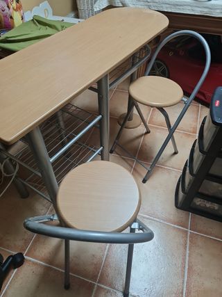 Set de mesa y dos taburetes. Recogida en mano