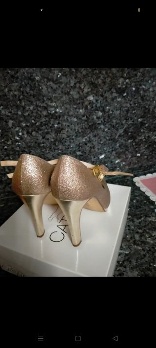 Zapatos dorados tacón N.40